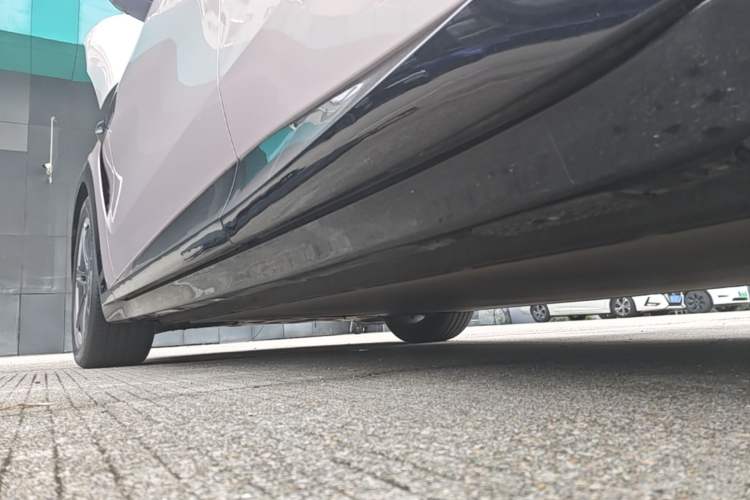 Used Xiaomi Auto YU7 2025 Ultra-Long Range All-Wheel Drive Pro Version Left Side Sill
