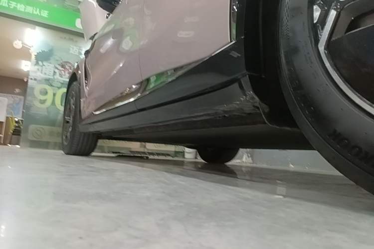 Used Xiaomi Auto YU7 2025 Ultra-Long Range Rear-Wheel Drive Version Left Side Sill