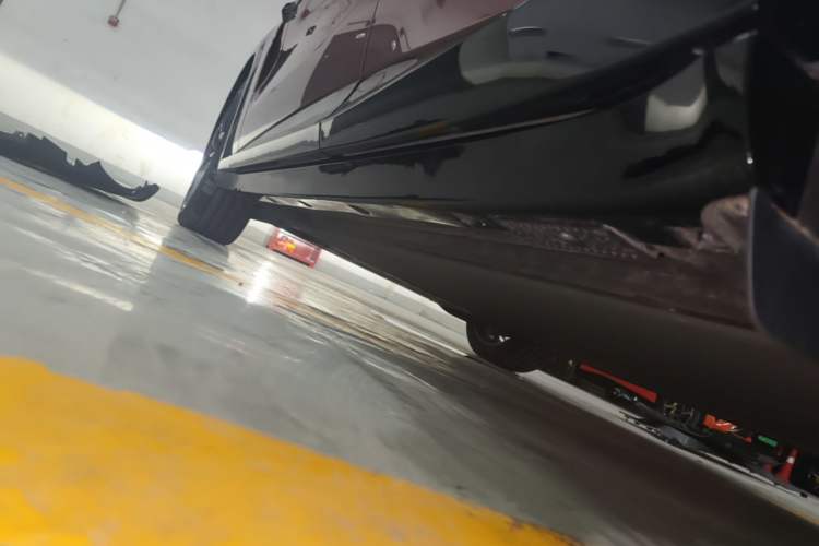 Used Xiaomi Auto YU7 2025 Ultra-Long Range High-Performance All-Wheel-Drive Max Edition Left Side Sill
