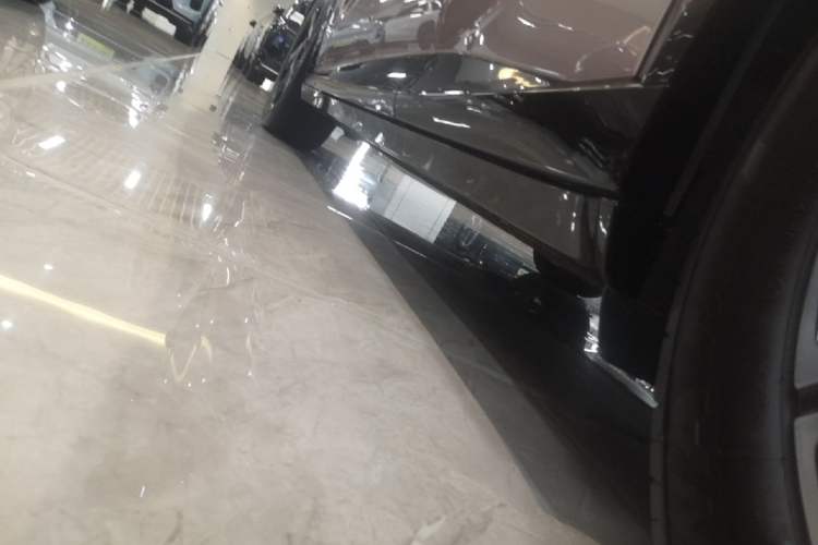 Used Xiaomi Auto YU7 2025 Ultra-Long Range High-Performance All-Wheel-Drive Max Edition Left Side Sill