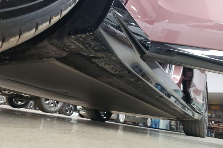 Used Xiaomi Auto YU7 2025 Ultra-Long Range Rear-Wheel Drive Version Left Side Sill