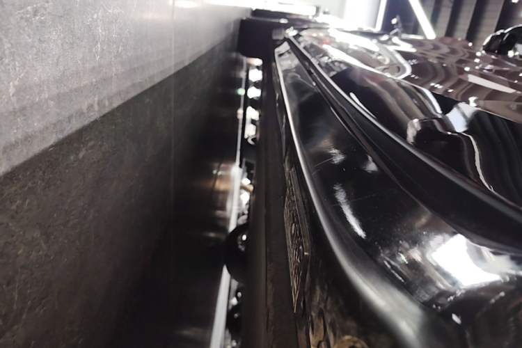 Used Xiaomi Auto YU7 2025 Ultra-Long Range High-Performance All-Wheel-Drive Max Edition Left Side Sill