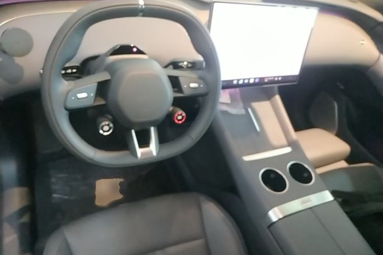 Used Xiaomi Auto YU7 2025 Ultra-Long Range High-Performance All-Wheel-Drive Max Edition Center Console