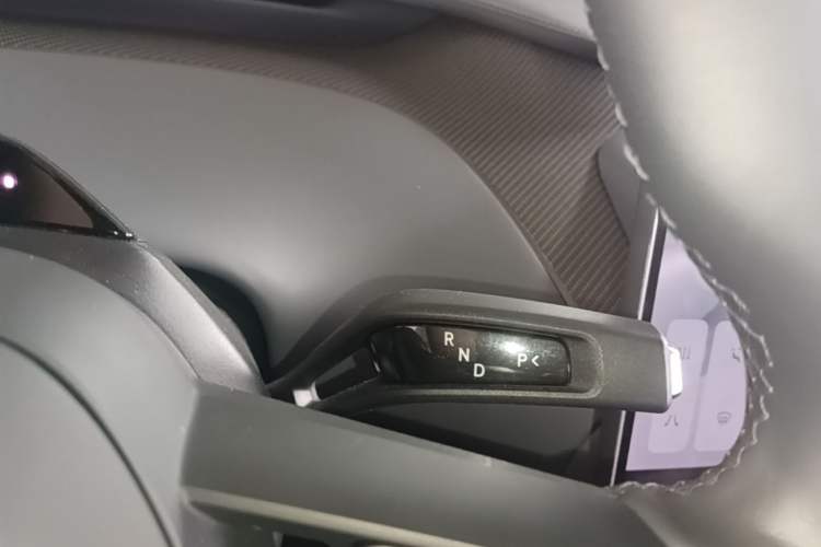 Used Xiaomi Auto YU7 2025 Ultra-Long Range High-Performance All-Wheel-Drive Max Edition Gear Lever