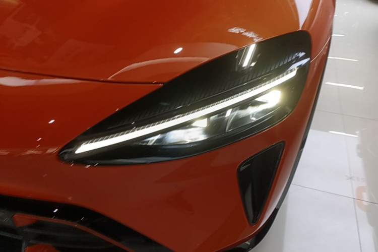 Used Xiaomi Auto YU7 2025 Ultra-Long Range Rear-Wheel Drive Version Left Front Headlight