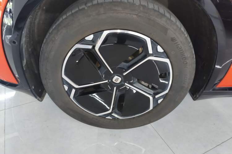 Used Xiaomi Auto YU7 2025 Ultra-Long Range Rear-Wheel Drive Version Left Front Wheel Hub