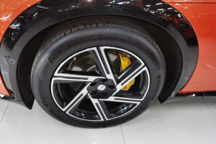 Used Xiaomi Auto YU7 2025 Ultra-Long Range All-Wheel Drive Pro Version Left Front Wheel Hub