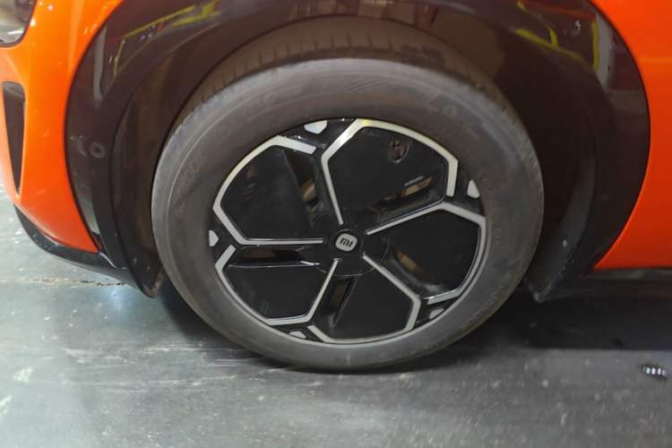 Used Xiaomi Auto YU7 2025 Ultra-Long Range Rear-Wheel Drive Version Left Front Wheel Hub
