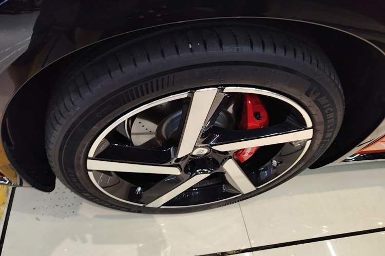 Used Xiaomi Auto YU7 2025 Ultra-Long Range High-Performance All-Wheel-Drive Max Edition Left Front Wheel Hub