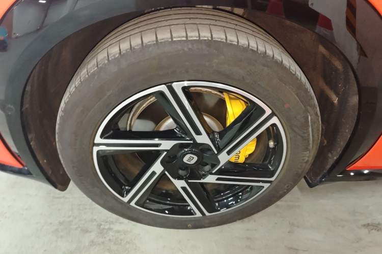 Used Xiaomi Auto YU7 2025 Ultra-Long Range Rear-Wheel Drive Version Left Front Wheel Hub