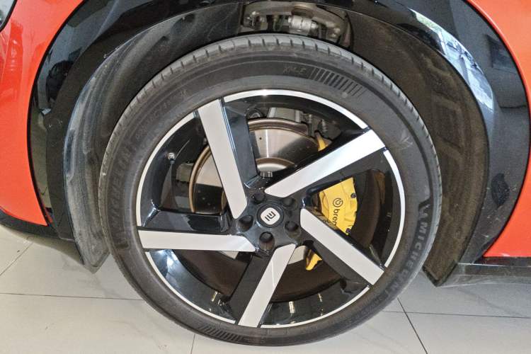 Used Xiaomi Auto YU7 2025 Ultra-Long Range High-Performance All-Wheel-Drive Max Edition Left Front Wheel Hub