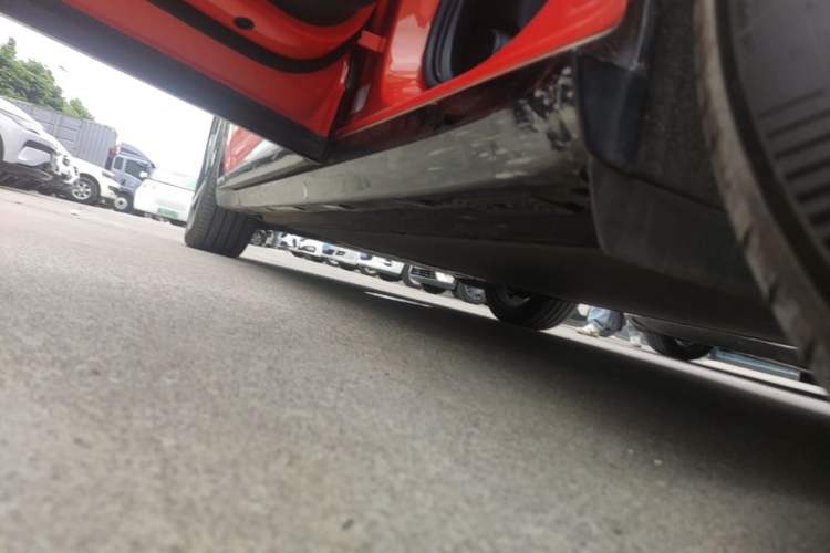 Used Xiaomi Auto YU7 2025 Ultra-Long Range High-Performance All-Wheel-Drive Max Edition Left Side Sill