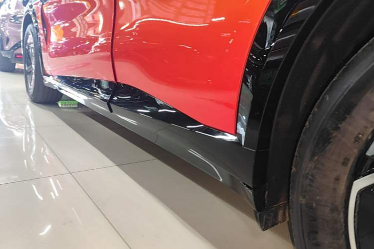 Used Xiaomi Auto YU7 2025 Ultra-Long Range Rear-Wheel Drive Version Left Side Sill