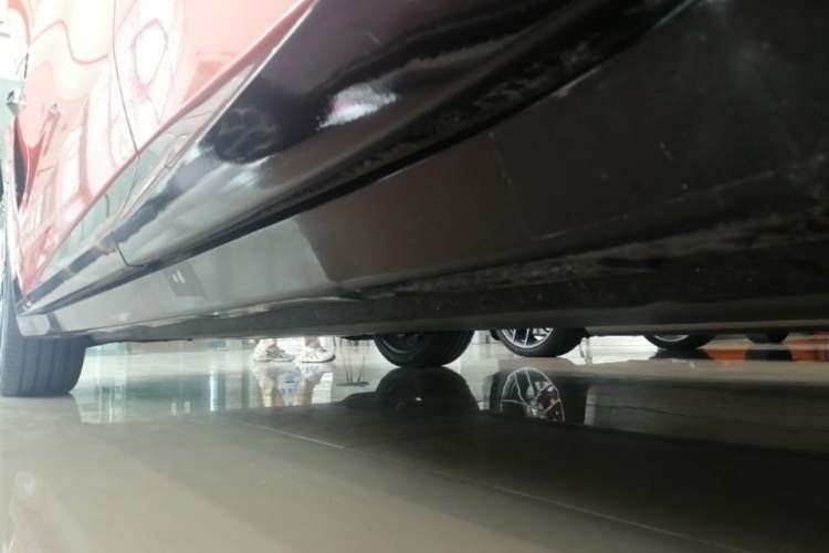 Used Xiaomi Auto YU7 2025 Ultra-Long Range High-Performance All-Wheel-Drive Max Edition Left Side Sill
