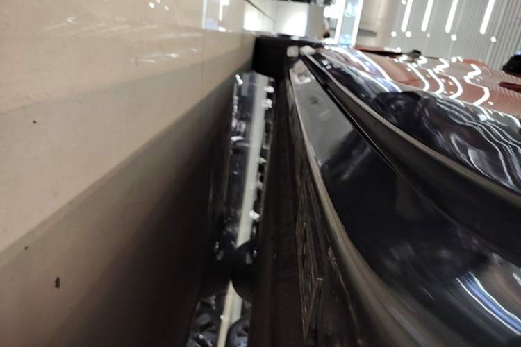 Used Xiaomi Auto YU7 2025 Ultra-Long Range High-Performance All-Wheel-Drive Max Edition Left Side Sill