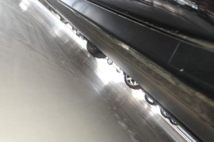 Used Xiaomi Auto YU7 2025 Ultra-Long Range High-Performance All-Wheel-Drive Max Edition Left Side Sill