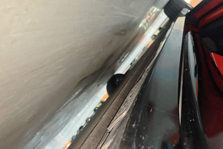 Used Xiaomi Auto YU7 2025 Ultra-Long Range Rear-Wheel Drive Version Left Side Sill