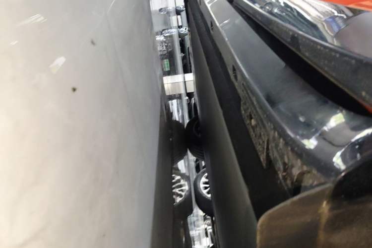 Used Xiaomi Auto YU7 2025 Ultra-Long Range High-Performance All-Wheel-Drive Max Edition Left Side Sill