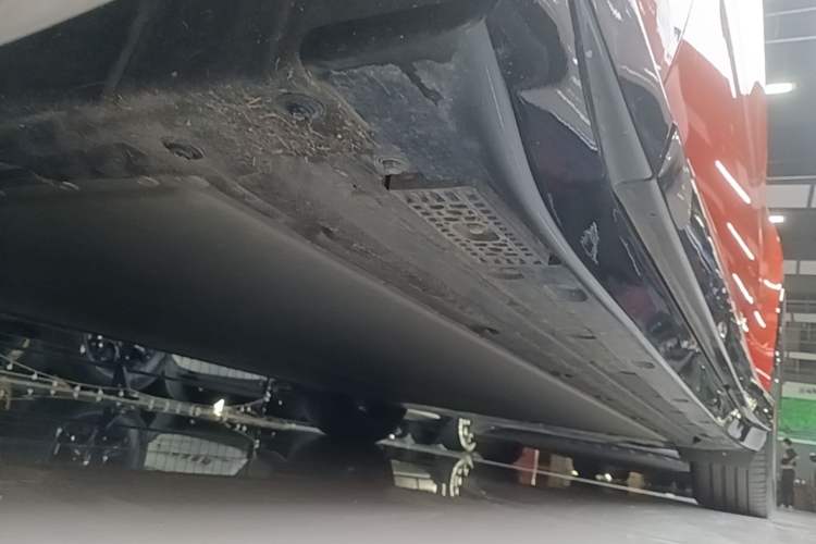 Used Xiaomi Auto YU7 2025 Ultra-Long Range Rear-Wheel Drive Version Left Side Sill