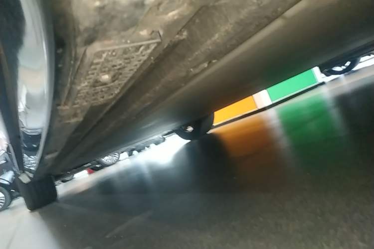 Used Xiaomi Auto YU7 2025 Ultra-Long Range High-Performance All-Wheel-Drive Max Edition Left Side Sill