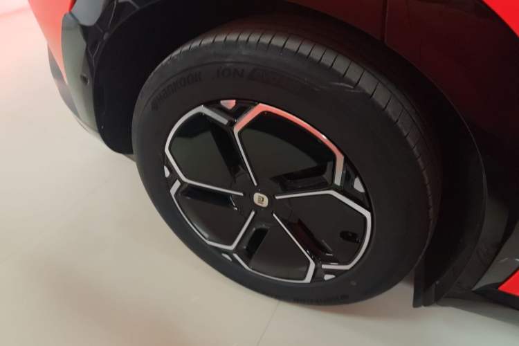 Used Xiaomi Auto YU7 2025 Ultra-Long Range Rear-Wheel Drive Version Right Rear Wheel Hub