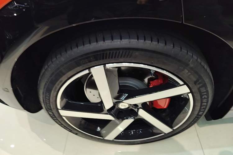 Used Xiaomi Auto YU7 2025 Ultra-Long Range High-Performance All-Wheel-Drive Max Edition Right Rear Wheel Hub