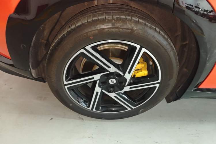 Used Xiaomi Auto YU7 2025 Ultra-Long Range Rear-Wheel Drive Version Right Rear Wheel Hub