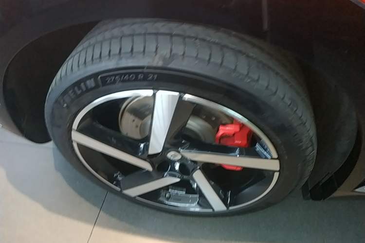 Used Xiaomi Auto YU7 2025 Ultra-Long Range High-Performance All-Wheel-Drive Max Edition Right Rear Wheel Hub