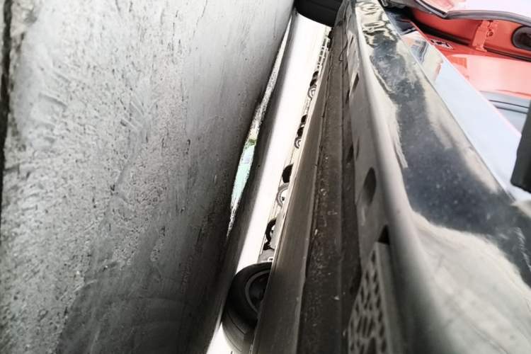 Used Xiaomi Auto YU7 2025 Ultra-Long Range Rear-Wheel Drive Version Right Side Sill