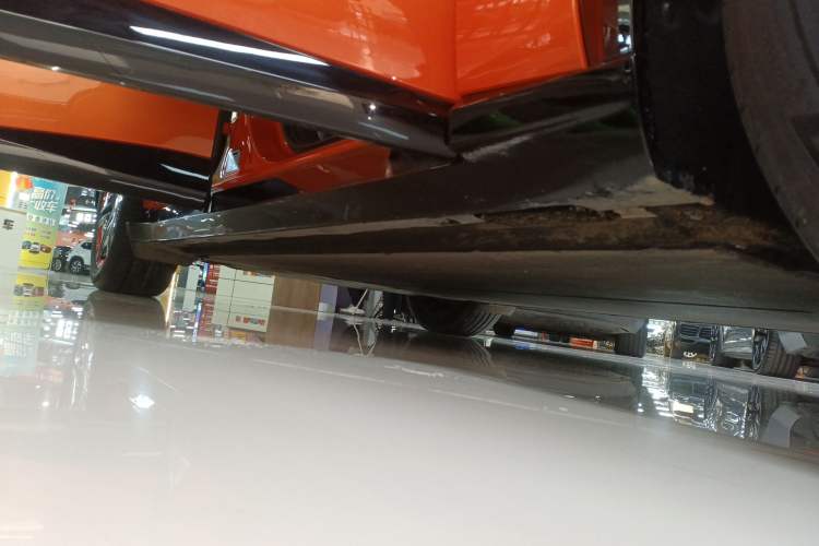 Used Xiaomi Auto YU7 2025 Ultra-Long Range All-Wheel Drive Pro Version Right Side Sill