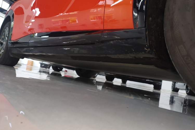 Used Xiaomi Auto YU7 2025 Ultra-Long Range Rear-Wheel Drive Version Right Side Sill
