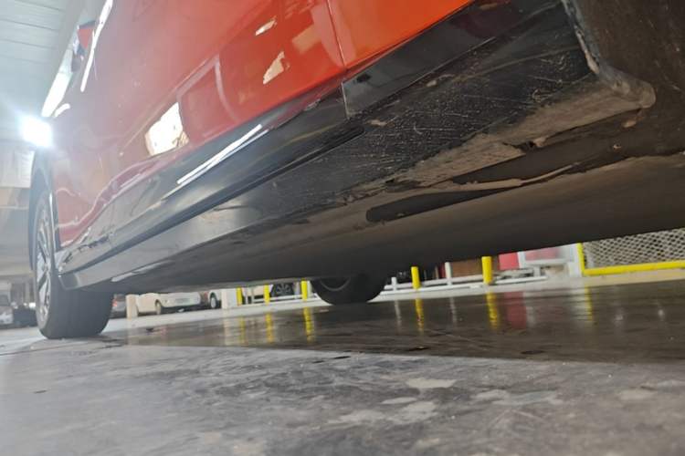Used Xiaomi Auto YU7 2025 Ultra-Long Range Rear-Wheel Drive Version Right Side Sill