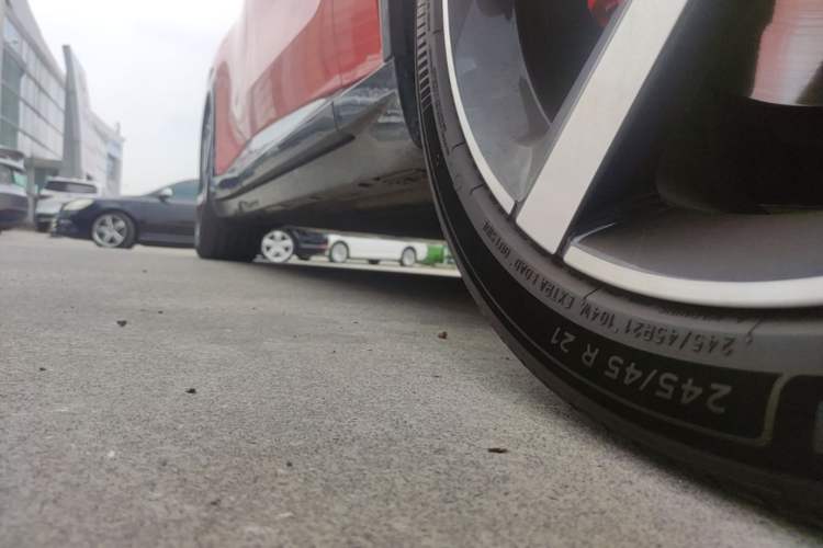 Used Xiaomi Auto YU7 2025 Ultra-Long Range High-Performance All-Wheel-Drive Max Edition Right Side Sill