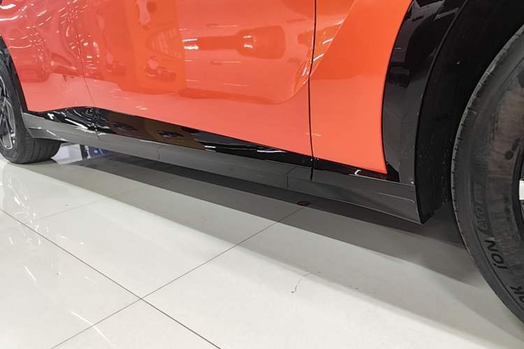Used Xiaomi Auto YU7 2025 Ultra-Long Range Rear-Wheel Drive Version Right Side Sill