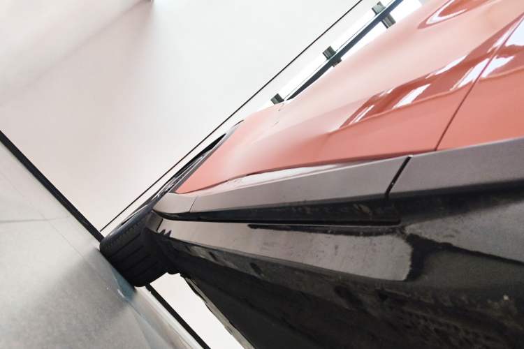 Used Xiaomi Auto YU7 2025 Ultra-Long Range High-Performance All-Wheel-Drive Max Edition Right Side Sill
