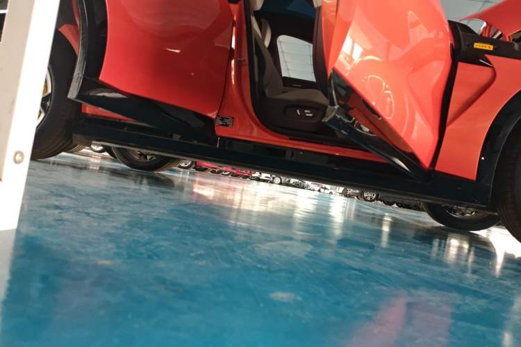 Used Xiaomi Auto YU7 2025 Ultra-Long Range High-Performance All-Wheel-Drive Max Edition Right Side Sill