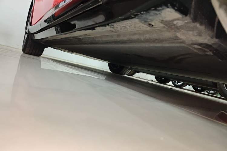 Used Xiaomi Auto YU7 2025 Ultra-Long Range Rear-Wheel Drive Version Right Side Sill