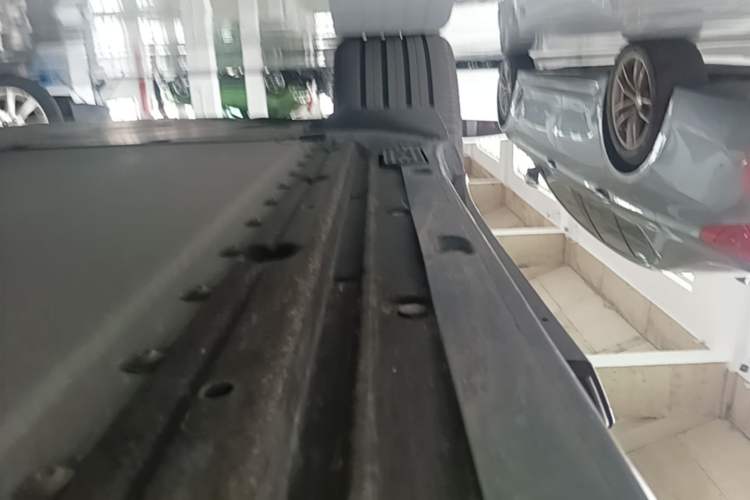 Used Xiaomi Auto YU7 2025 Ultra-Long Range High-Performance All-Wheel-Drive Max Edition Right Side Sill