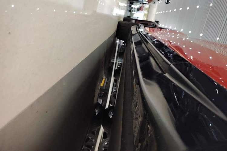 Used Xiaomi Auto YU7 2025 Ultra-Long Range High-Performance All-Wheel-Drive Max Edition Right Side Sill