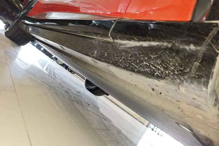 Used Xiaomi Auto YU7 2025 Ultra-Long Range High-Performance All-Wheel-Drive Max Edition Right Side Sill