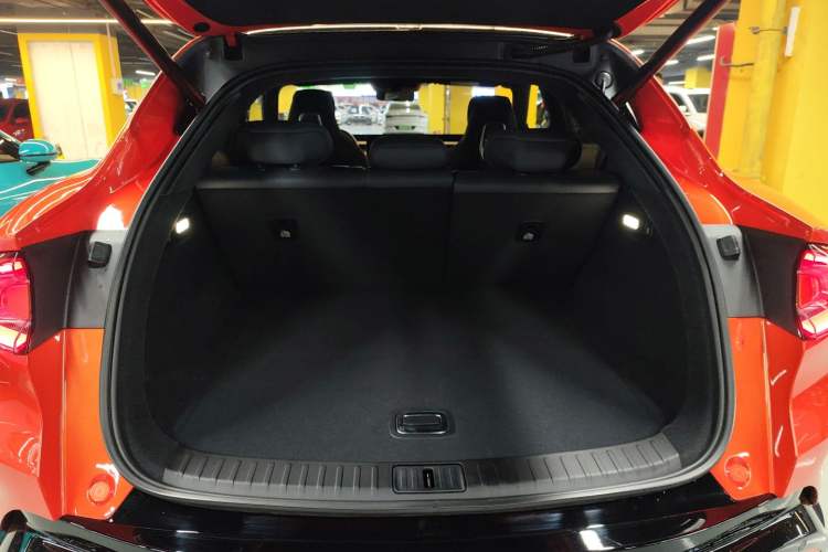 Used Xiaomi Auto YU7 2025 Ultra-Long Range High-Performance All-Wheel-Drive Max Edition Trunk