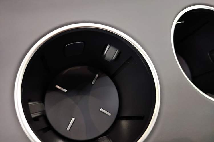 Used Xiaomi Auto YU7 2025 Ultra-Long Range High-Performance All-Wheel-Drive Max Edition Vehicle Key
