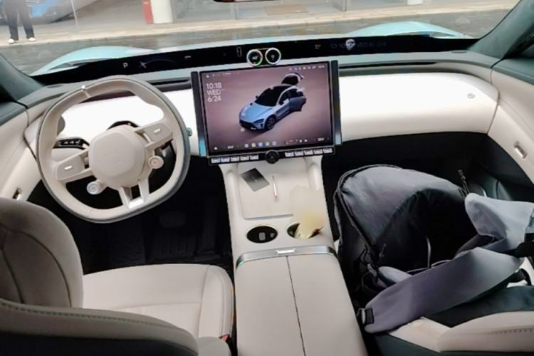 Used Xiaomi Auto YU7 2025 Ultra-Long Range High-Performance All-Wheel-Drive Max Edition Center Console