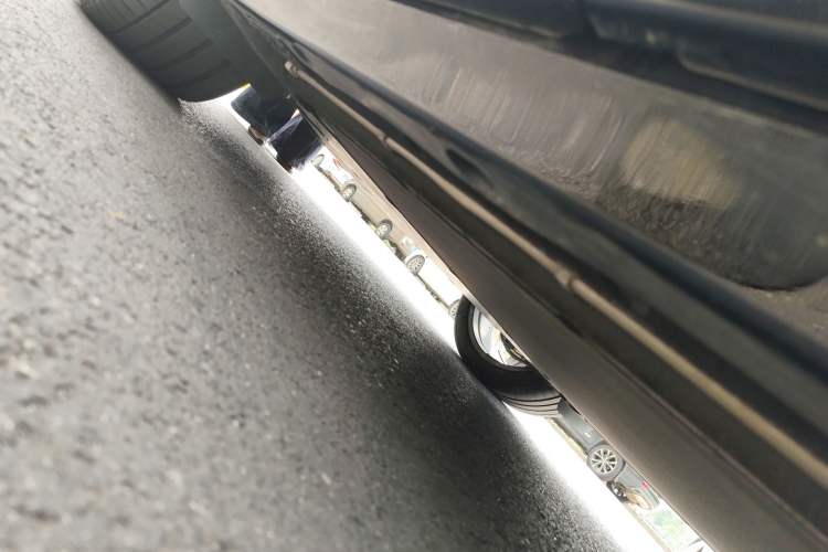 Used Xiaomi Auto YU7 2025 Ultra-Long Range High-Performance All-Wheel-Drive Max Edition Chassis Front Right