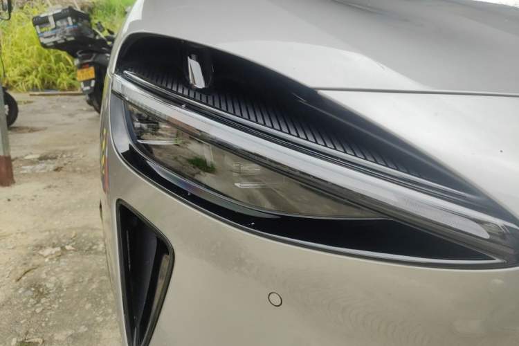 Used Xiaomi Auto YU7 2025 Ultra-Long Range Rear-Wheel Drive Version Right Front Headlight