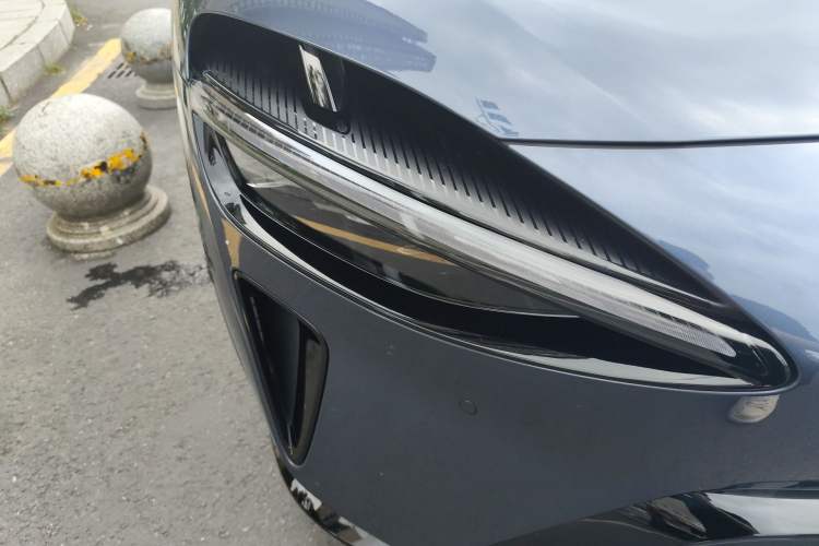 Used Xiaomi Auto YU7 2025 Ultra-Long Range High-Performance All-Wheel-Drive Max Edition Right Front Headlight