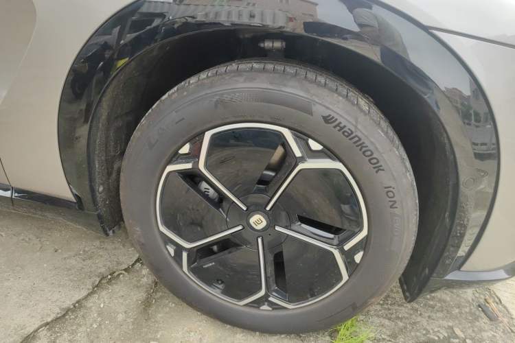 Used Xiaomi Auto YU7 2025 Ultra-Long Range Rear-Wheel Drive Version Right Front Wheel Hub