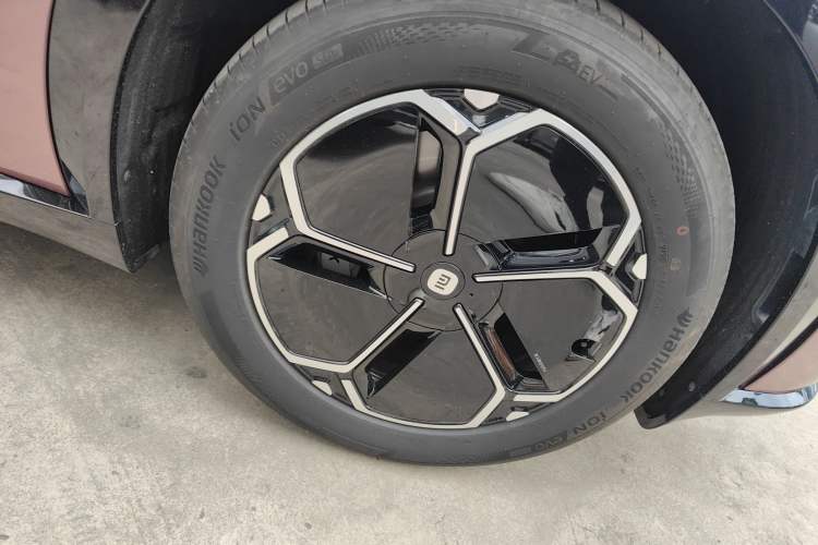 Used Xiaomi Auto YU7 2025 Ultra-Long Range Rear-Wheel Drive Version Right Front Wheel Hub