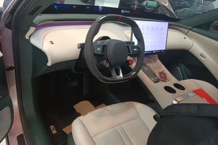 Used Xiaomi Auto YU7 2025 Ultra-Long Range High-Performance All-Wheel-Drive Max Edition Center Console