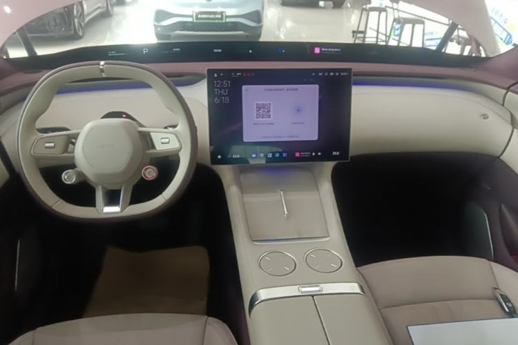 Used Xiaomi Auto YU7 2025 Ultra-Long Range High-Performance All-Wheel-Drive Max Edition Center Console